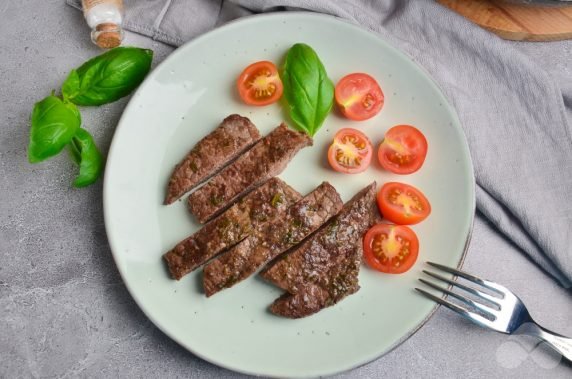 Beef steak in a frying pan: photo of recipe preparation, step 4