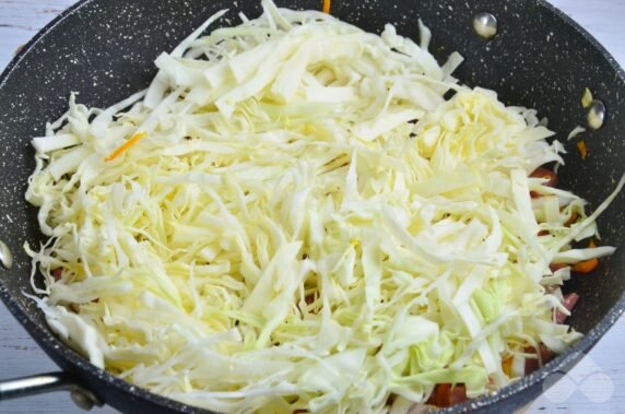 Stewed cabbage with smoked sausage and tomato juice: photo of recipe preparation, step 5