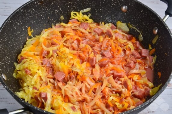 Stewed cabbage with smoked sausage and tomato juice: photo of recipe preparation, step 6