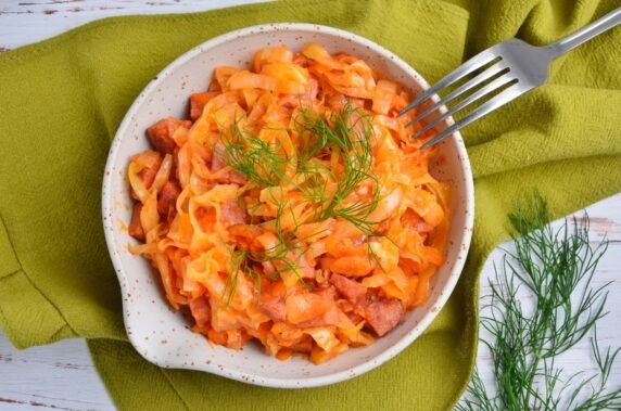 Stewed cabbage with smoked sausage and tomato juice: photo of recipe preparation, step 7