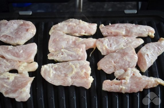 Grilled chicken fillet in mayonnaise: photo of recipe preparation, step 5