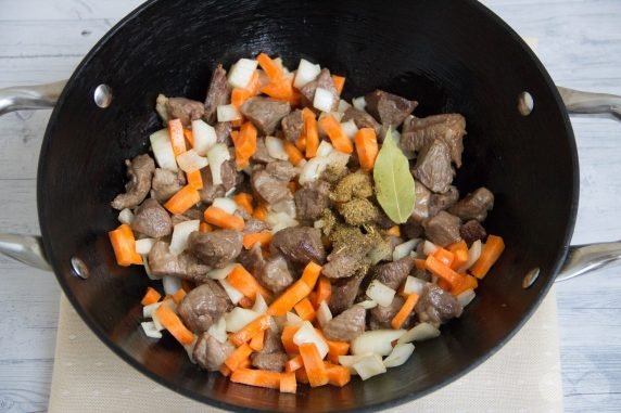 Vegetable stew with lamb and green peas: photo of recipe preparation, step 4