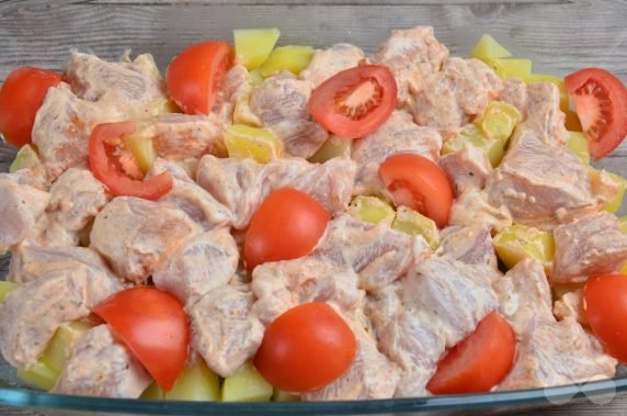 Potatoes baked with chicken and tomatoes: photo of recipe preparation, step 4