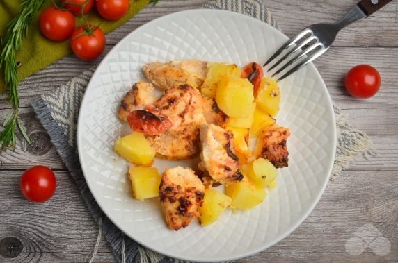 Potatoes baked with chicken and tomatoes: photo of recipe preparation, step 5