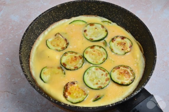 Omelet with zucchini: photo of recipe preparation, step 5