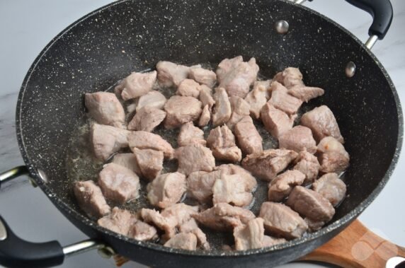 Vegetable stew with pork in thick tomato sauce: photo of recipe preparation, step 5