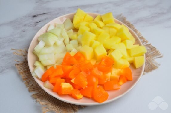 Vegetable stew with pork in thick tomato sauce: photo of recipe preparation, step 2