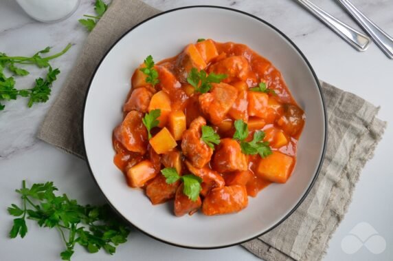 Vegetable stew with pork in thick tomato sauce: photo of recipe preparation, step 11