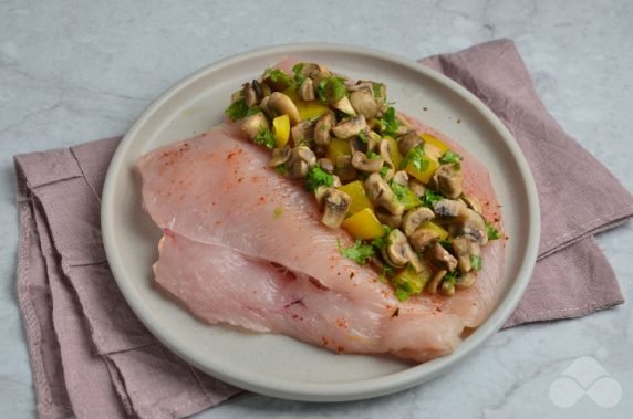 Stuffed chicken fillet with mushrooms: photo of recipe preparation, step 5