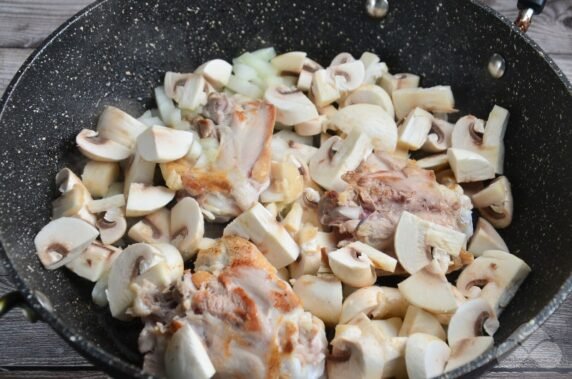 Chicken with mushrooms in sour cream sauce: photo of recipe preparation, step 3