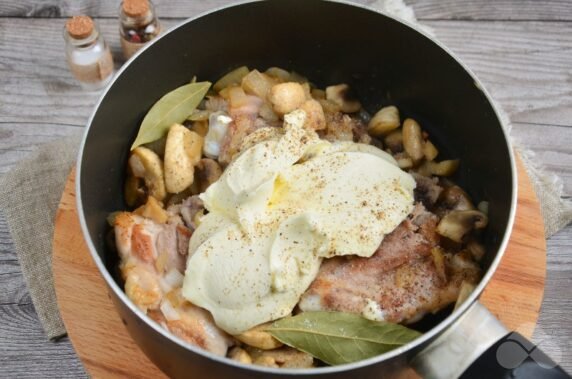 Chicken with mushrooms in sour cream sauce: photo of recipe preparation, step 4