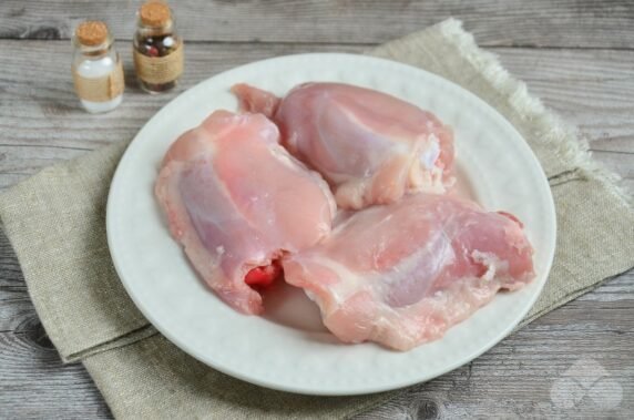 Chicken with mushrooms in sour cream sauce: photo of recipe preparation, step 1