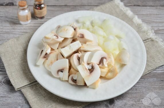 Chicken with mushrooms in sour cream sauce: photo of recipe preparation, step 2