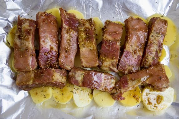 Pork ribs with potatoes in the oven in foil: photo of recipe preparation, step 3