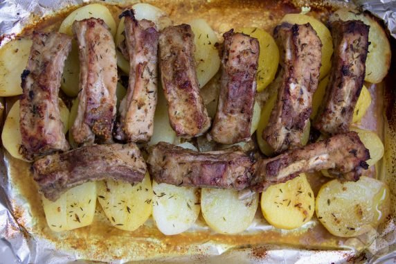 Pork ribs with potatoes in the oven in foil: photo of recipe preparation, step 4