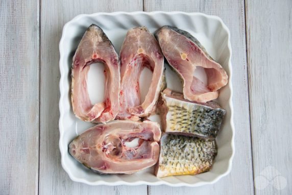 Carp slices in the oven: photo of recipe preparation, step 1