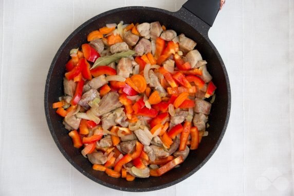 Turkey goulash with tomato paste and sour cream: photo of recipe preparation, step 4