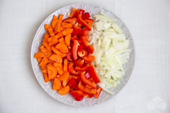 Turkey goulash with tomato paste and sour cream: photo of recipe preparation, step 1