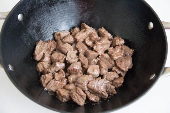 Beef goulash with tomato paste and sour cream: photo of recipe preparation, step 3