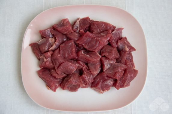 Beef goulash with tomato paste and sour cream: photo of recipe preparation, step 1