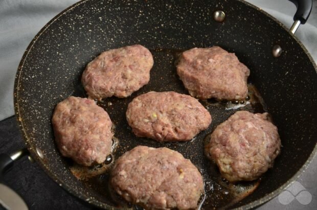 Beef patties with bread and milk: photo of recipe preparation, step 6