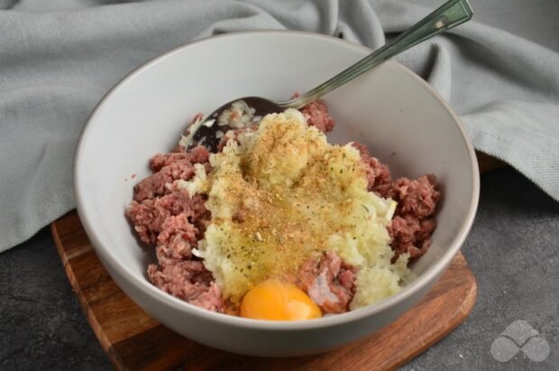 Beef patties with bread and milk: photo of recipe preparation, step 3