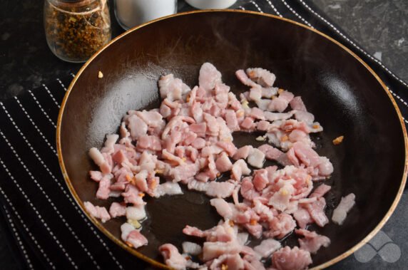 Pasta carbonara with bacon and cream: photo of recipe preparation, step 2