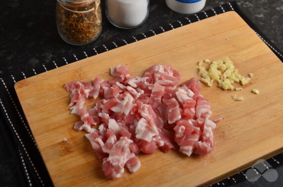 Pasta carbonara with bacon and cream: photo of recipe preparation, step 1