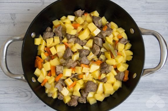 Lamb goulash with potatoes and green peas: photo of recipe preparation, step 4