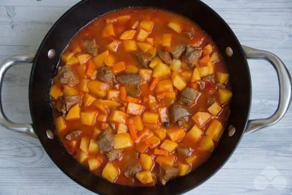 Lamb goulash with potatoes and green peas: photo of recipe preparation, step 5