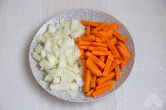 Veal stewed with carrots and onions: photo of recipe preparation, step 1