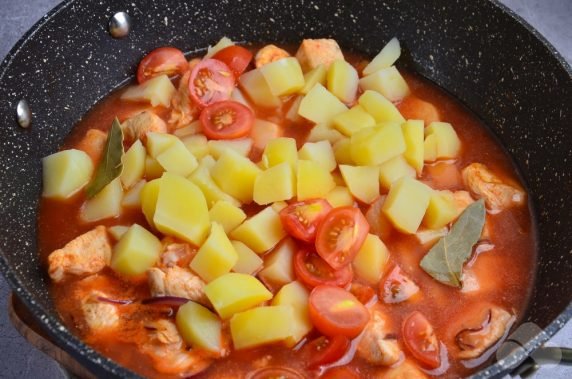 Chicken with potatoes in tomato sauce: photo of recipe preparation, step 5