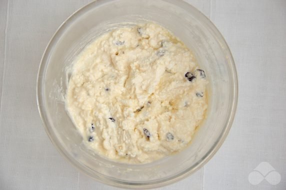 Cottage cheese casserole with raisins in a slow cooker: photo of recipe preparation, step 4