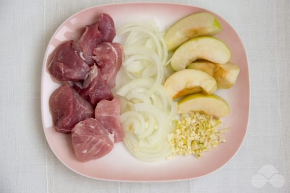 Pork with apples in pots: photo of recipe preparation, step 1