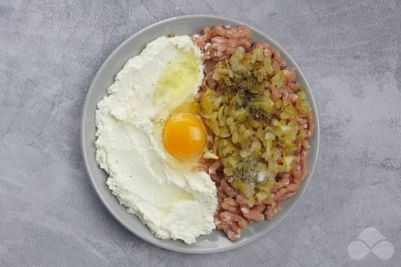 Minced pork cutlets with cottage cheese: photo of recipe preparation, step 4