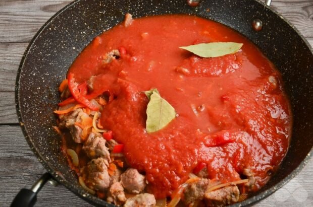 Pork with vegetables in tomato: photo of recipe preparation, step 4