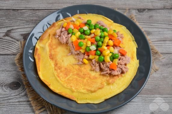 Omelet with tuna and vegetables: photo of recipe preparation, step 4