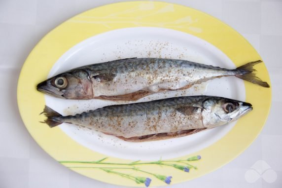 Whole mackerel in the oven: photo of recipe preparation, step 2