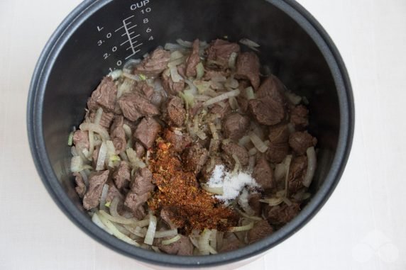 Beef stewed in a slow cooker: photo of recipe preparation, step 4