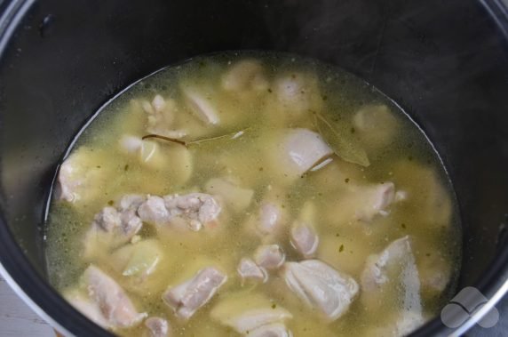 Stewed chicken in a slow cooker: photo of recipe preparation, step 5