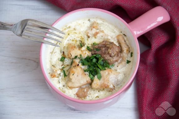 Pork with cream and herbs in pots: photo of recipe preparation, step 4