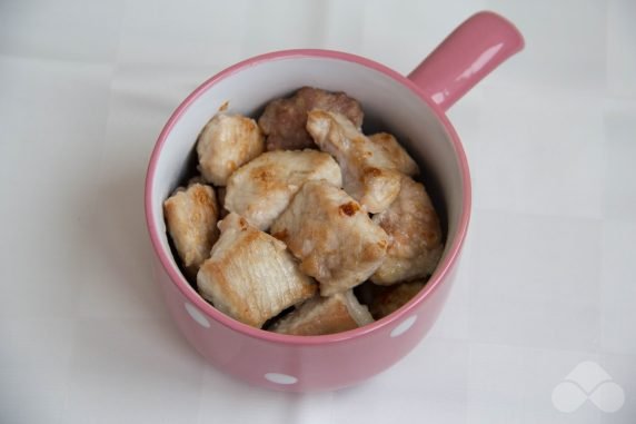 Pork with cream and herbs in pots: photo of recipe preparation, step 1