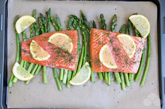 Salmon with asparagus in the oven: photo of recipe preparation, step 4