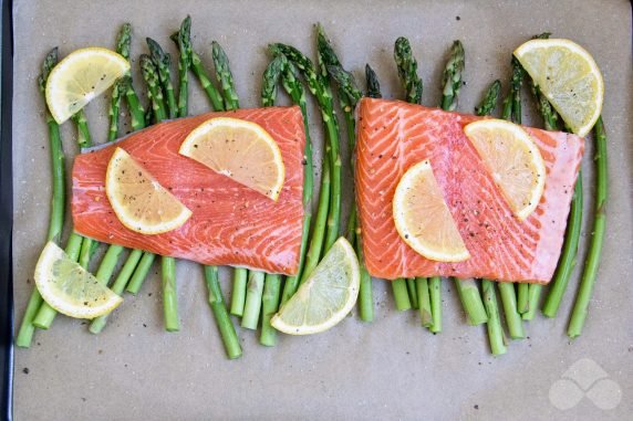 Salmon with asparagus in the oven: photo of recipe preparation, step 3