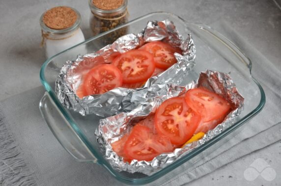 Salmon with tomatoes and cheese in the oven : photo of recipe preparation, step 3