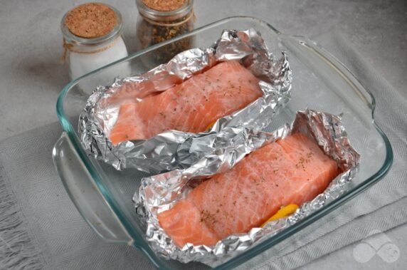 Salmon with tomatoes and cheese in the oven : photo of recipe preparation, step 2