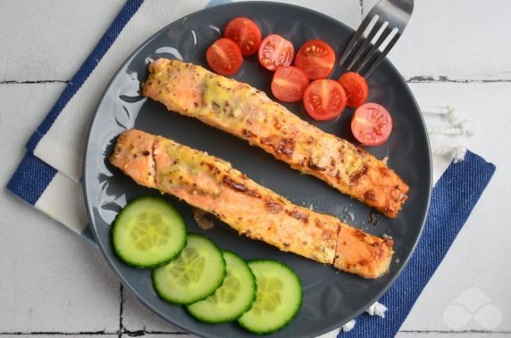 Salmon baked in creamy mustard sauce: photo of recipe preparation, step 4