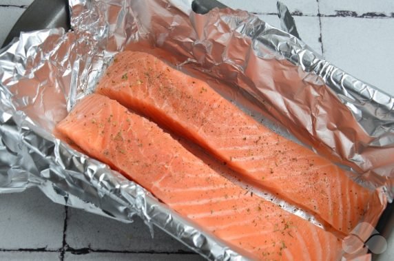 Salmon baked in creamy mustard sauce: photo of recipe preparation, step 1