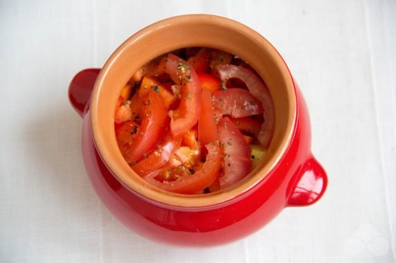 Potatoes with chicken and vegetables in pots: photo of recipe preparation, step 2