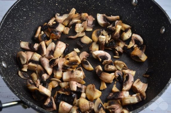 Pasta with mushrooms and cream: photo of recipe preparation, step 2